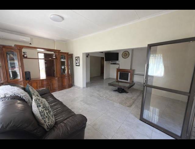 4 BEDROOM HOUSE FOR SALE IN BLACKRIDGE